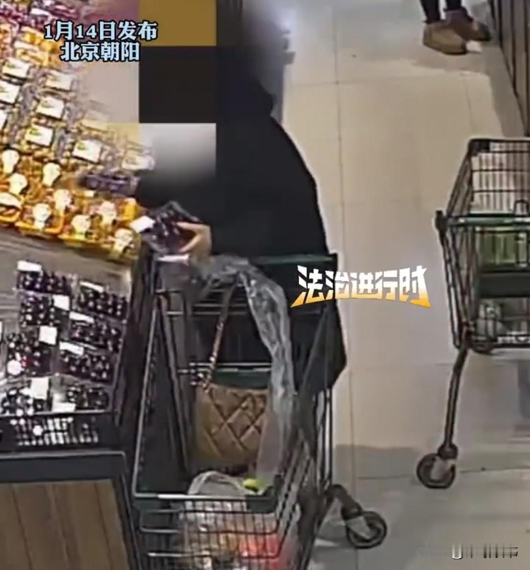 北京一小区，民警上门逮偷车厘子的贼。邻居瞅着被围住的女子，纳闷：“她是做法务的，