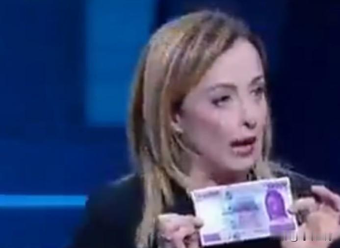 意大利总理梅洛尼和法国总统马克龙这俩人好像一直不对付。她直接点名说法国还在盘剥