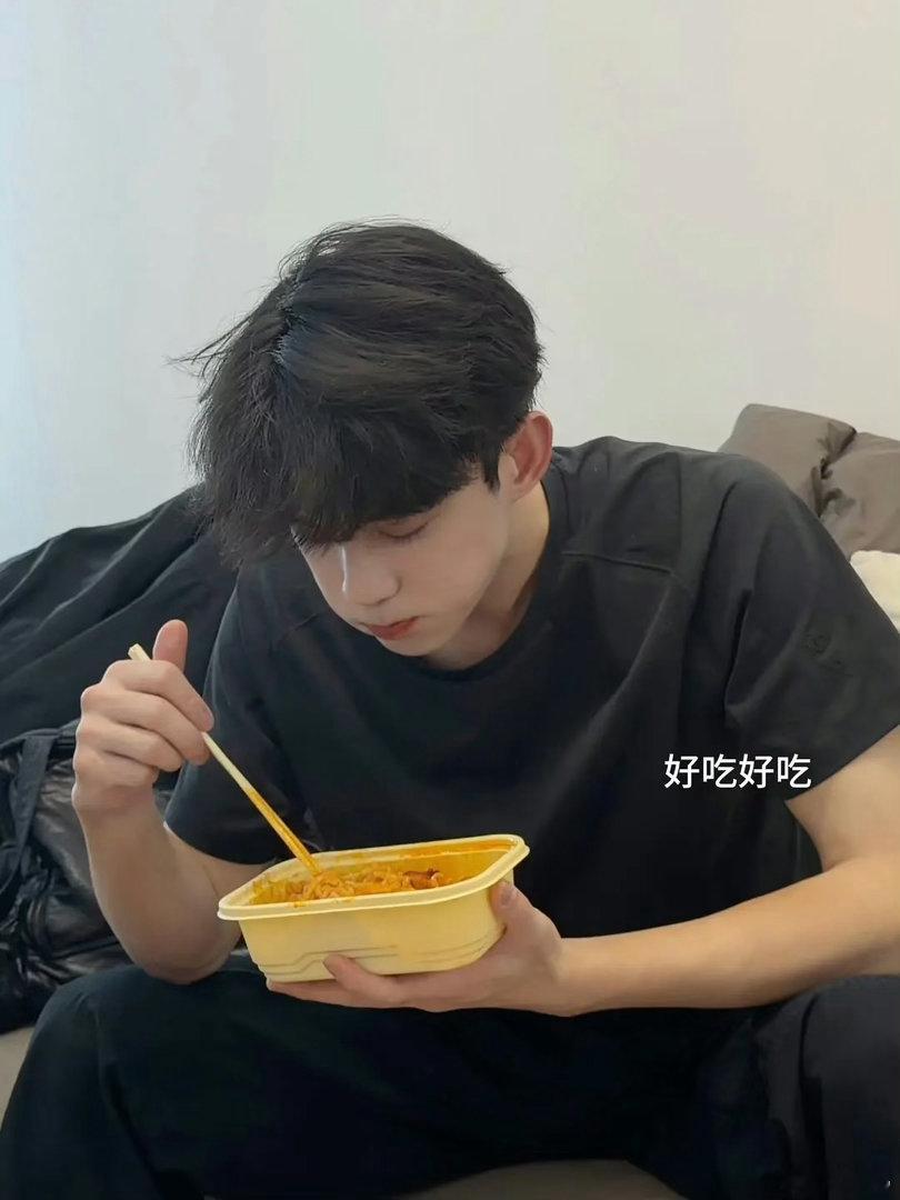 吴磊一个人吃两碗泡面？