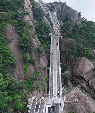 给山装电梯，我们国家绝对是遥遥领先全世界！江西上饶的灵山，花了1.3亿给游客打造