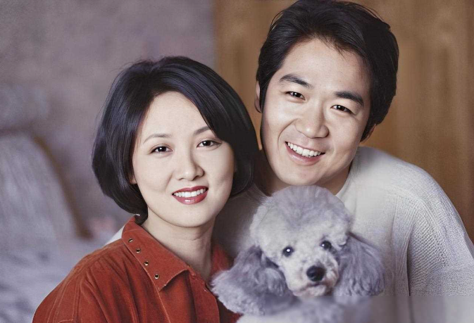 2021年，主持人问张默：你会喊邓婕为妈妈吗？张默说了一句话，让邓婕一脸尴尬，而