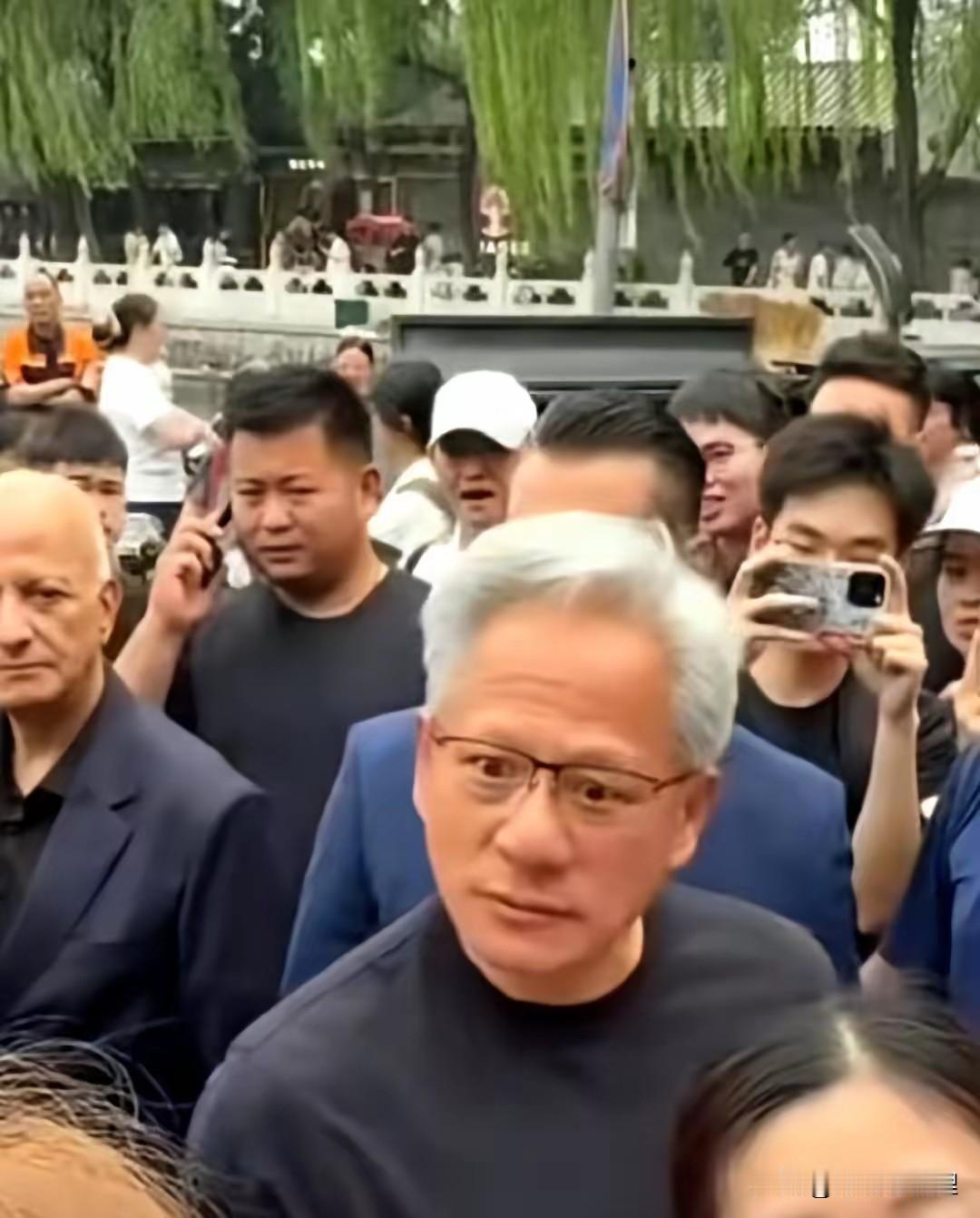 不得不服北京这位饭店女老板，这“社牛”属性简直拉满。朋友刚通风报信说黄仁勋在