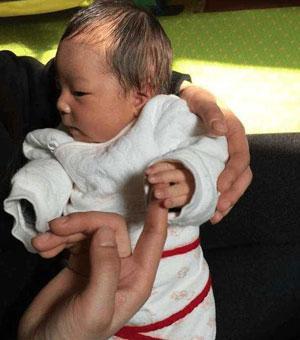 宝宝未满月就不尿床, 3个月不到却脱肛1个多月, 医生一句话婆媳闹冷战