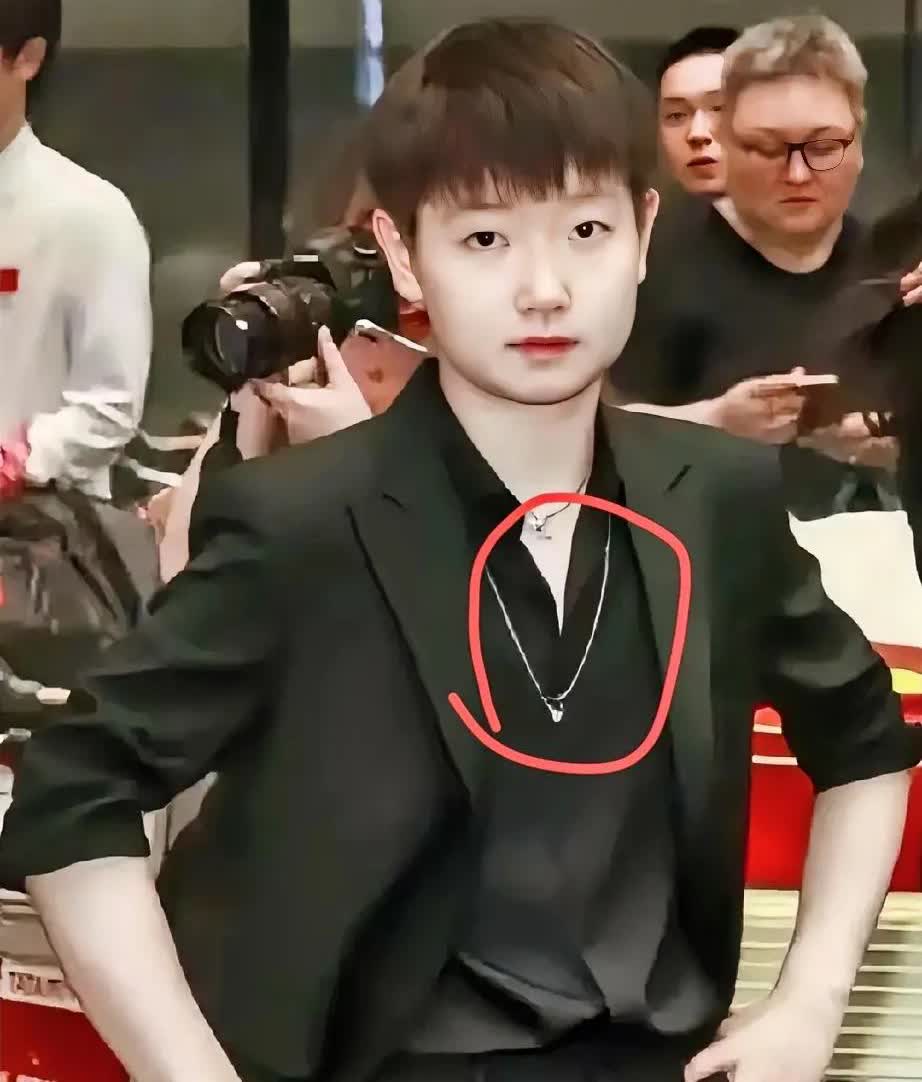 惊掉下巴！刷到孙颖莎这张图，直接被狠狠拿捏了！一身黑色西装套装干练利