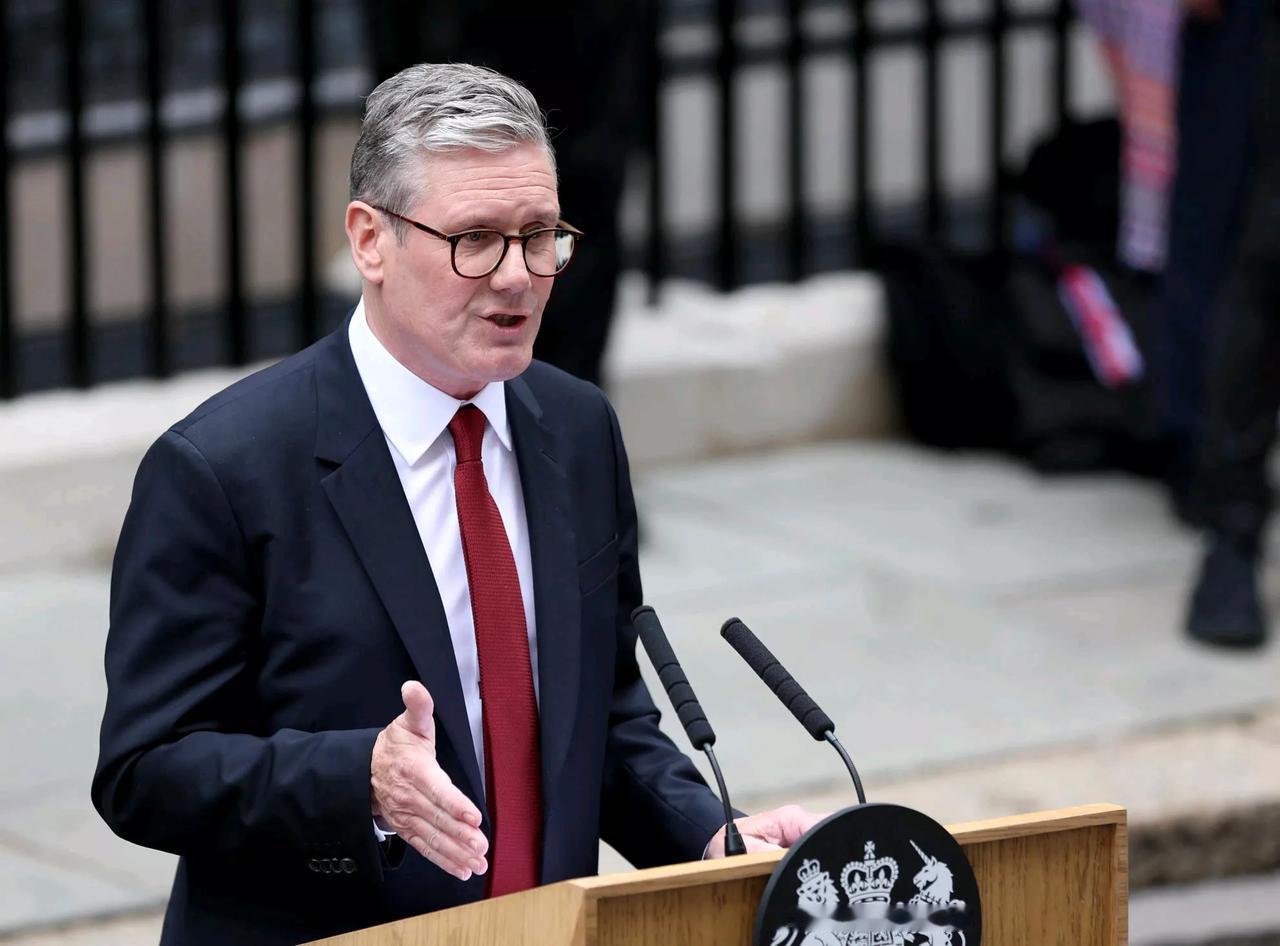 英国广播公司报道，当地时间21日，正在南非访问的英国首相斯塔默，在接受采访时指出