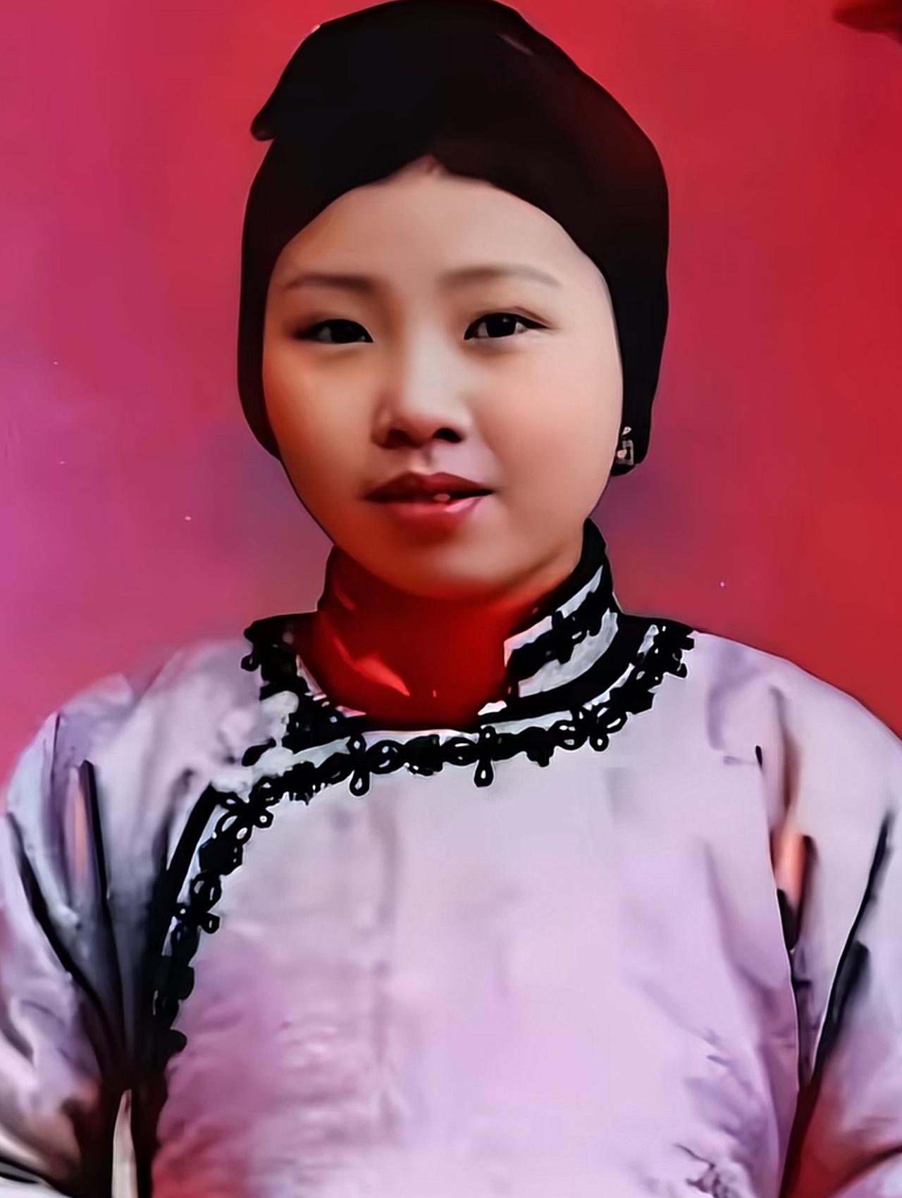 这张老照片，是钱学森母亲章兰娟留存下来的真实照片。她1887年生于杭州富商世家，