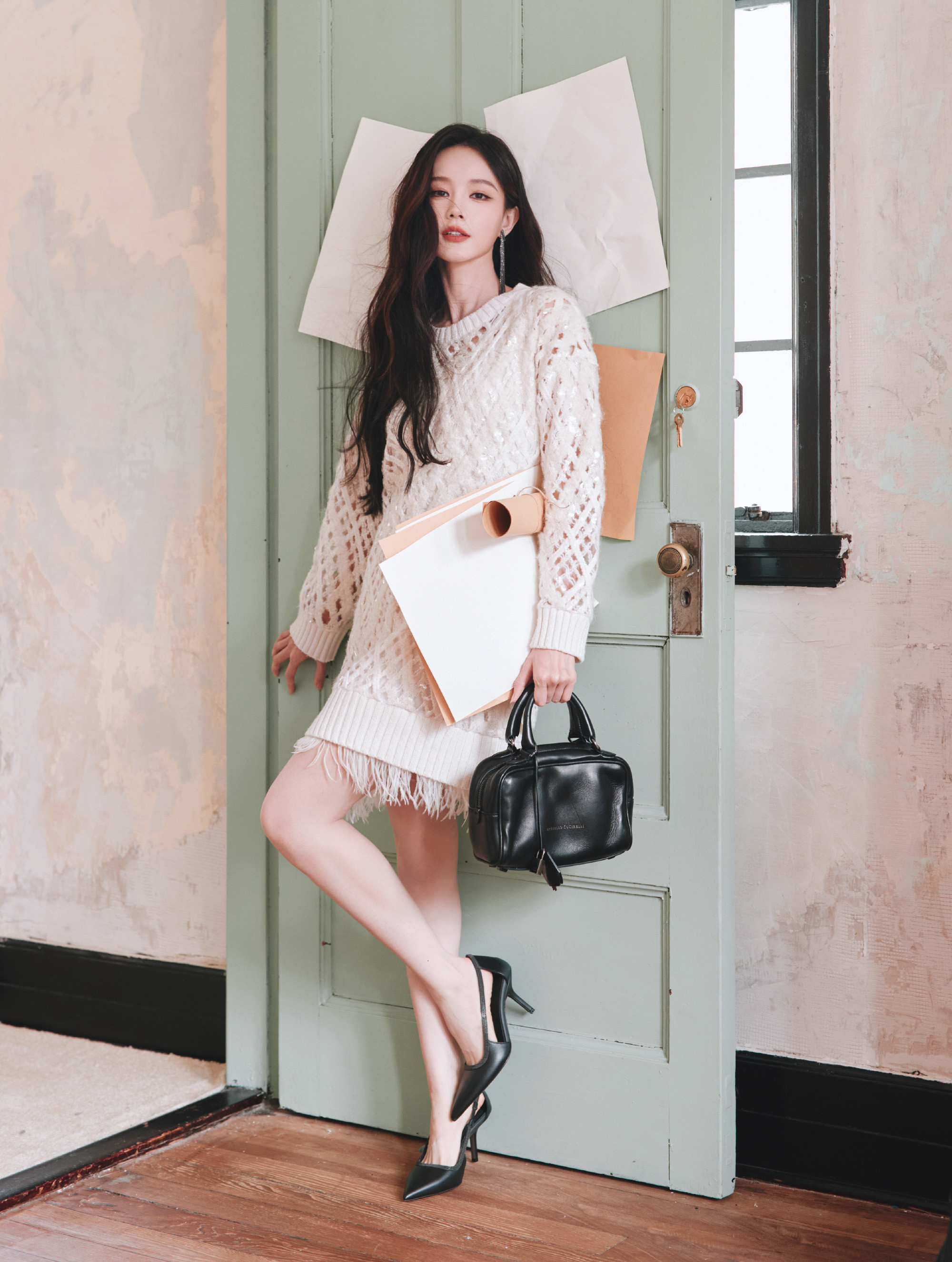 李一桐时尚穿搭：镂空毛衣美腿，温柔一秋。李一桐