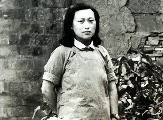 红25军准备长征时，军政治部做了一个决定：把七名女护士留下来，每人发8块银元，让