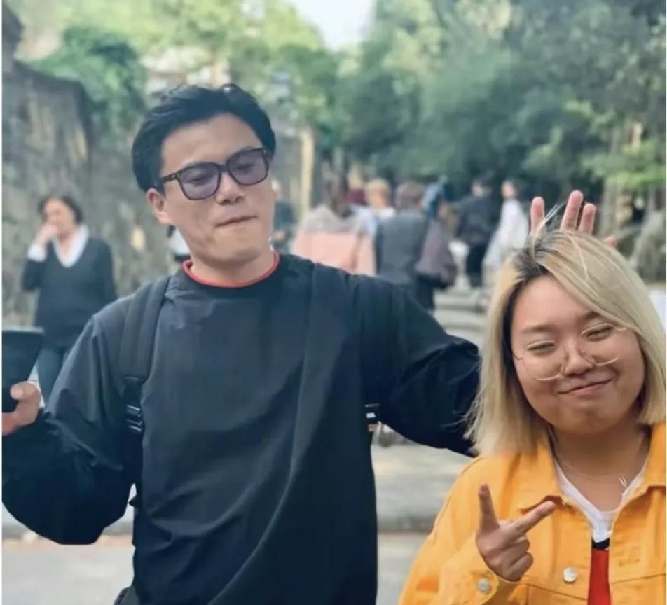 梳理了一下李雪琴这件事原来她和谢合伙人闹掰早有迹象她俩结识于网络直播，当时谢