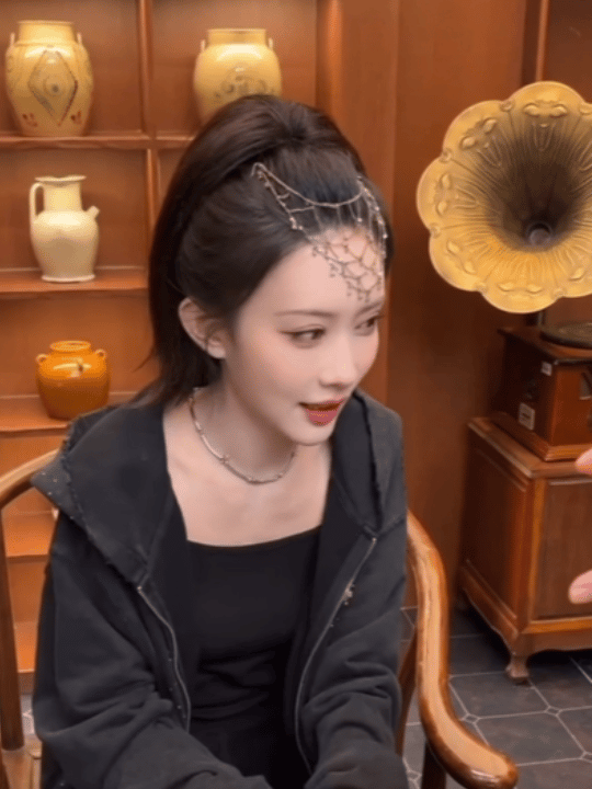 孟子义好六夜彩排带了额链被孟姐的cos美到了！彩排就戴上了阿精同款额链，每个细