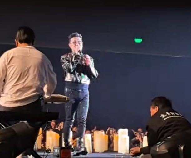 汪峰长沙演唱会再现皮衣紧身裤造型，现场为女儿醒醒庆生。汪峰是把皮衣和紧身裤穿到极