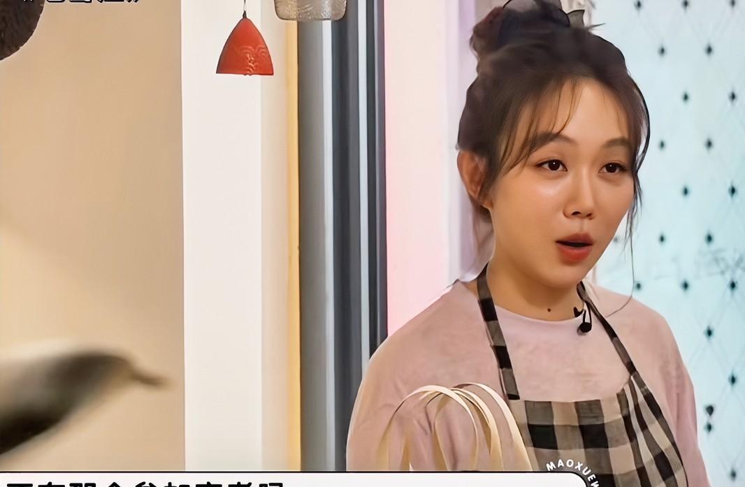演员姜妍说：“我的父母对我的要求就是只要我三观正，品格好就行。我记得我快要高考的
