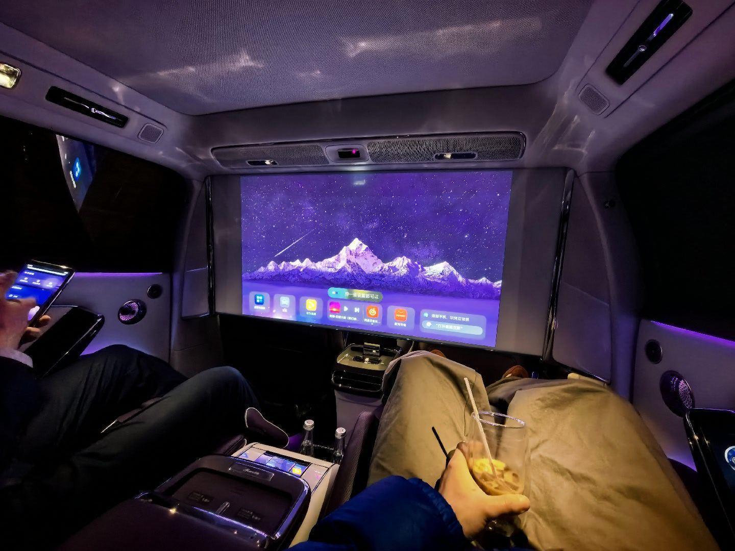 附近的鸿蒙智行尊界展厅开业了，碰巧去体验了一下。工作人员很专业，不紧不慢地介绍尊