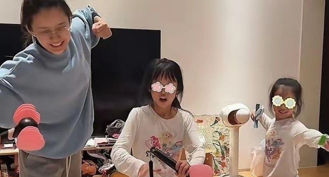 41岁陈赫被张子萱带俩闺女追着打，素颜肤色有点黑袜子包裤腿，网友笑他这女生宿舍排最后还乐在其中​