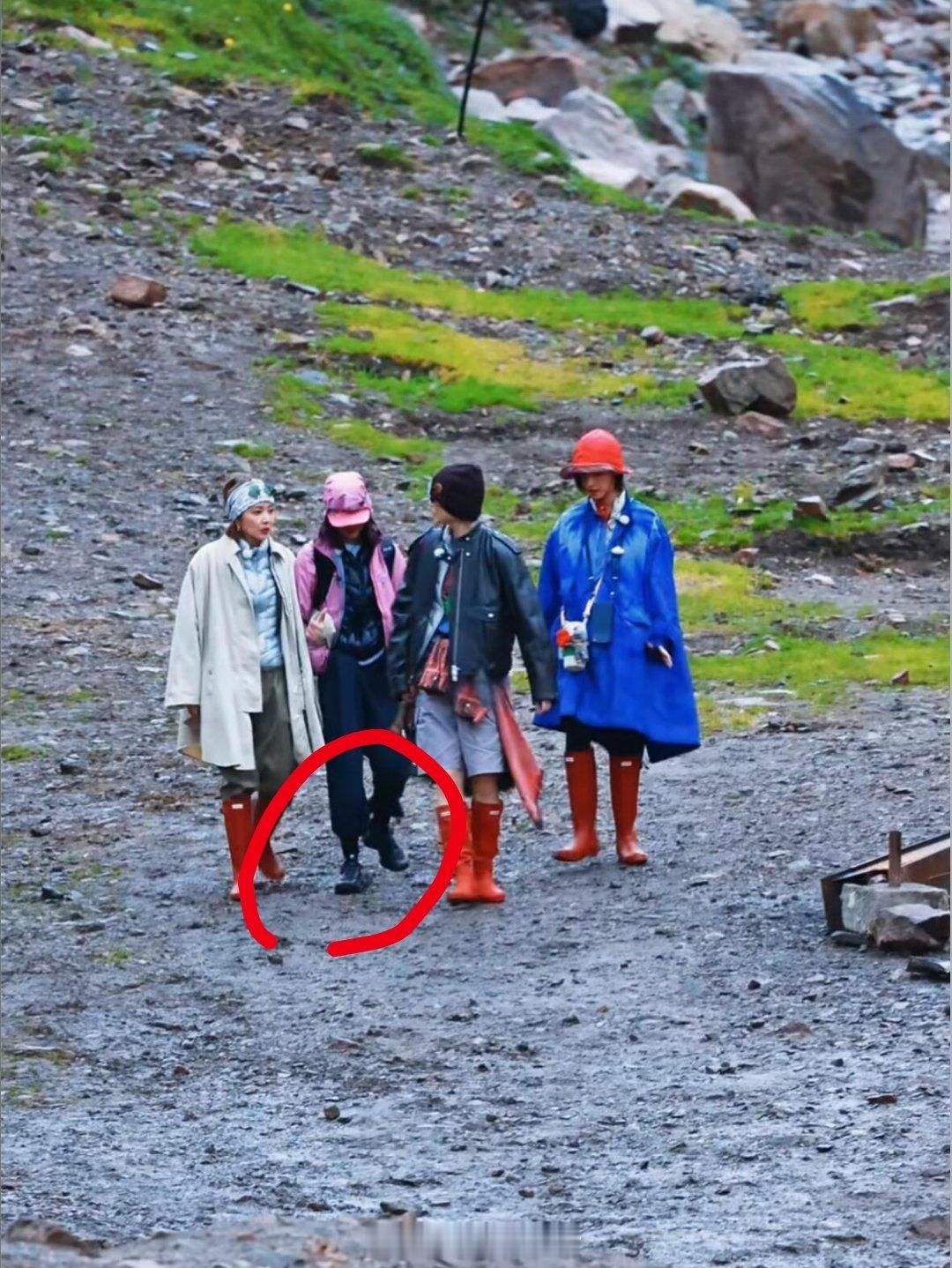 李宇春倪妮高叶穿靴子不告诉辛芷蕾《向野的我们》新疆路透，李宇春、倪妮、高叶这是