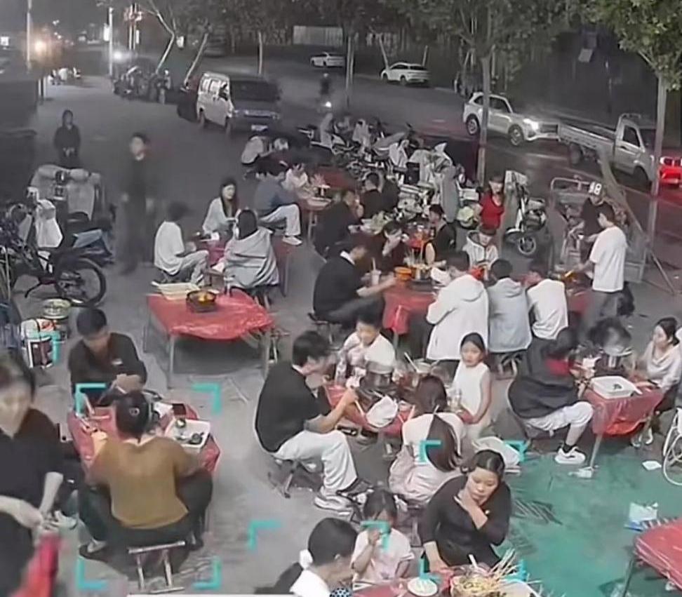 山东荷泽，一餐饮店生意火热，门口摆了40桌满座，不料，天气突刮大风，客人们无法用