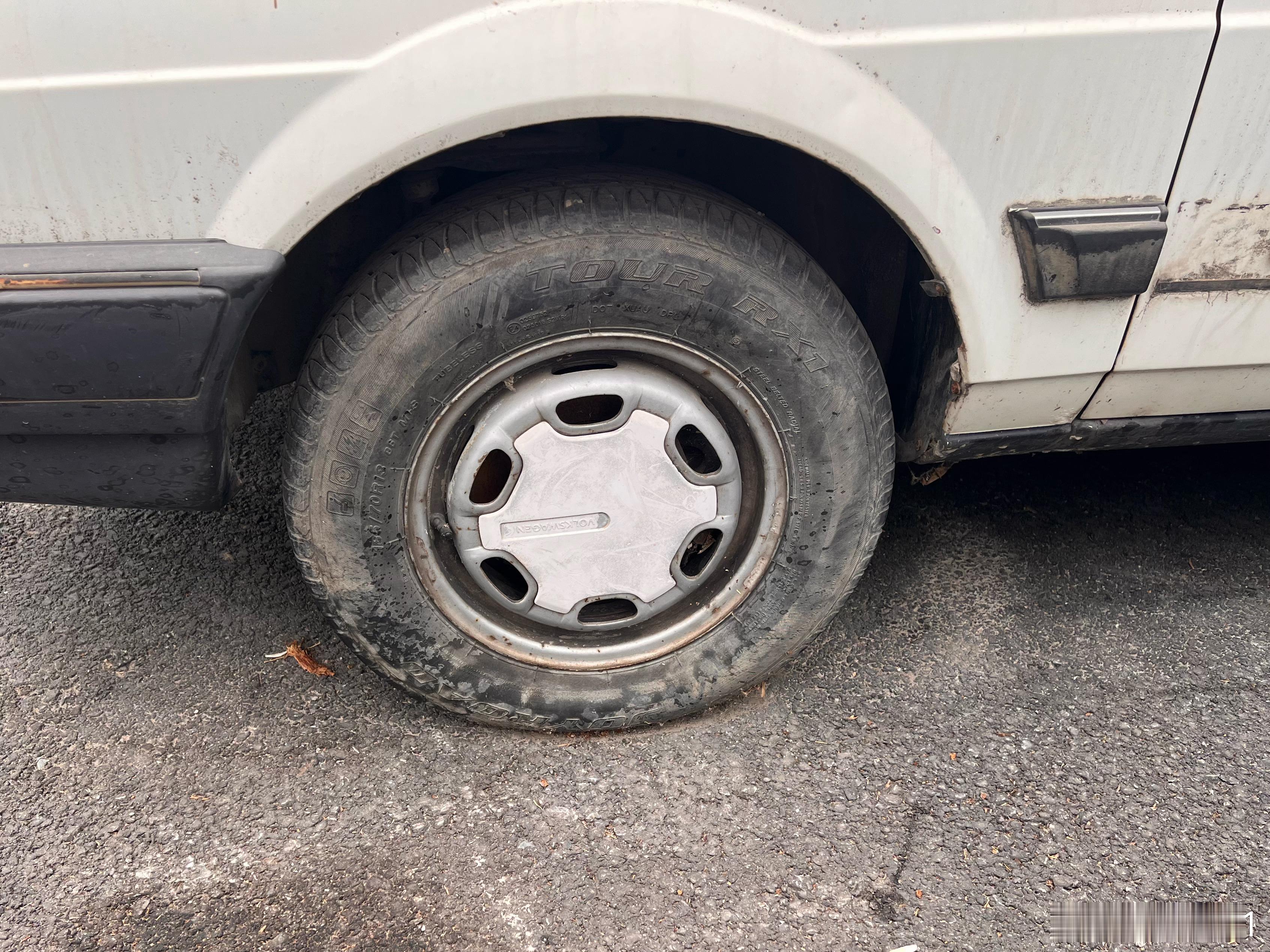 好久没见13英寸轮圈的桑塔纳了呢……实际上连普桑都很少见了。帕萨特B2哪怕在当时