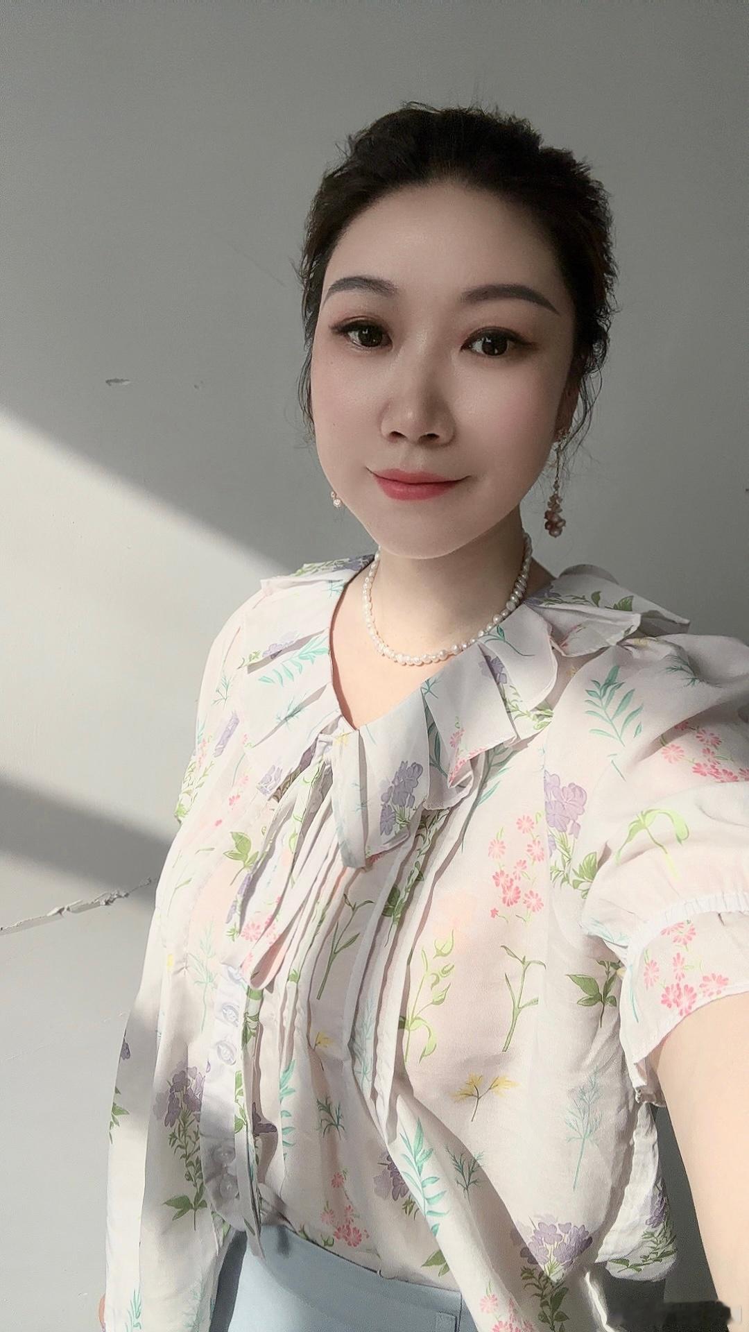 不知何时起，商场很难买到好看的高跟鞋了，我这鞋第五个年头了，8cm跟虽高但稳。