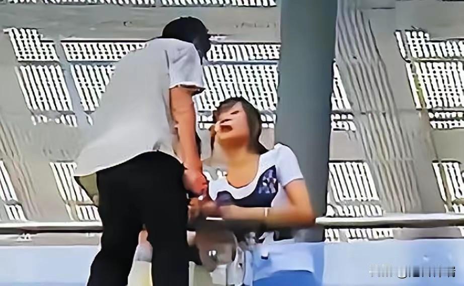 2011年，深圳一名男孩欲跳桥，被一名过路的19岁女孩看到，她上去亲吻男孩，并说