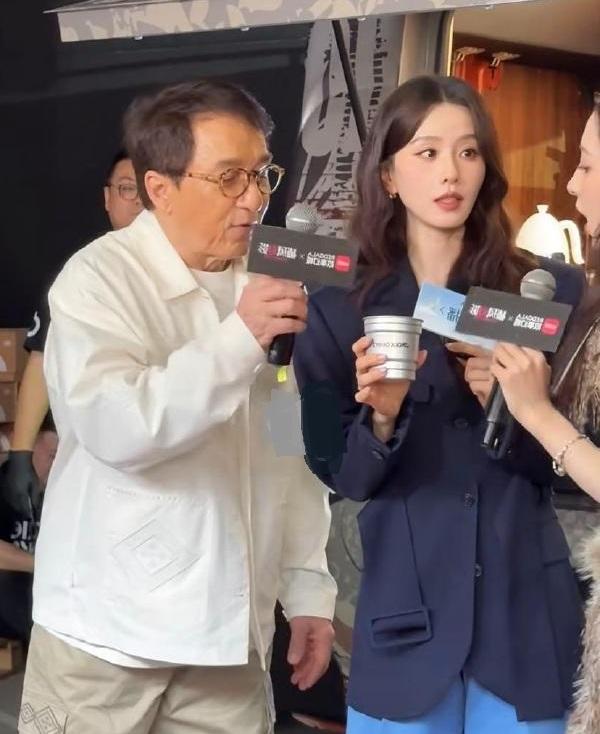 今天刘诗诗和成龙一起出席活动，两位都穿的很时尚，也都显得好年轻。刘诗诗上身穿