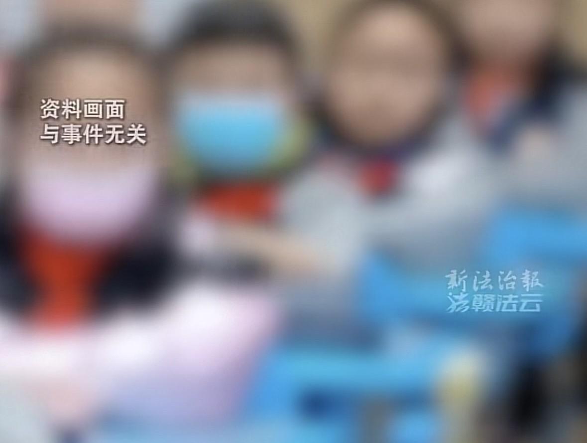湖北武汉，3年级女孩课间在教室擦黑板，被一男同学阻碍，俩孩子因此发生口角，男同学
