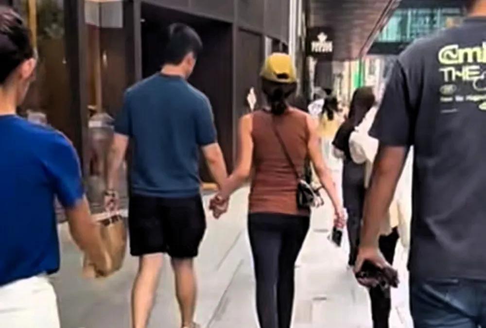 有网友在香港中环偶遇杨采钰，她和男朋友手牵手逛街！看她肚子都这么大了，应该是月份