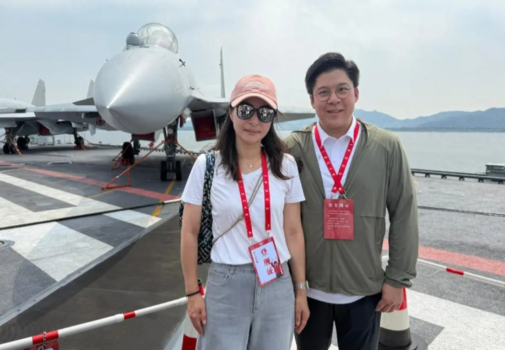 郭晶晶登上山东舰时香港的名媛们傻了眼 6号这天，舰上开放参观，霍震霆带着