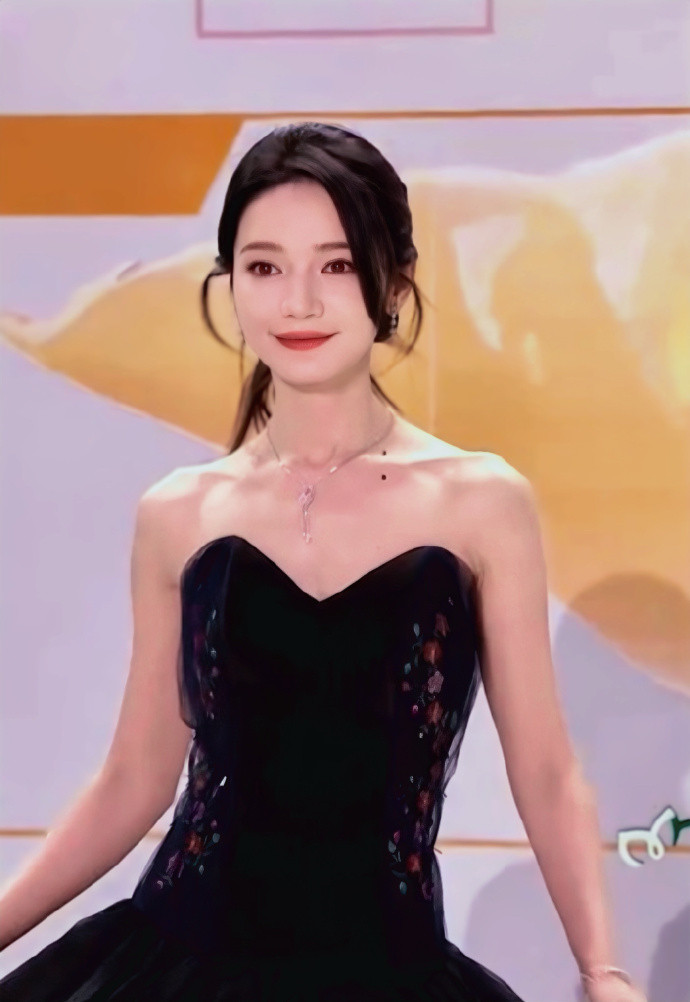 看到白玉兰红毯的时候，真的是觉得代斯美晕了，非遗刺绣的元素真的是感受到...