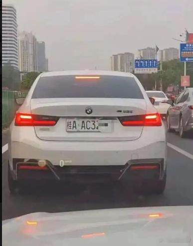 交管回应新能源车牌褪色攻略风吹日晒变白可以，故意漂白违法。网上“改色攻略”“