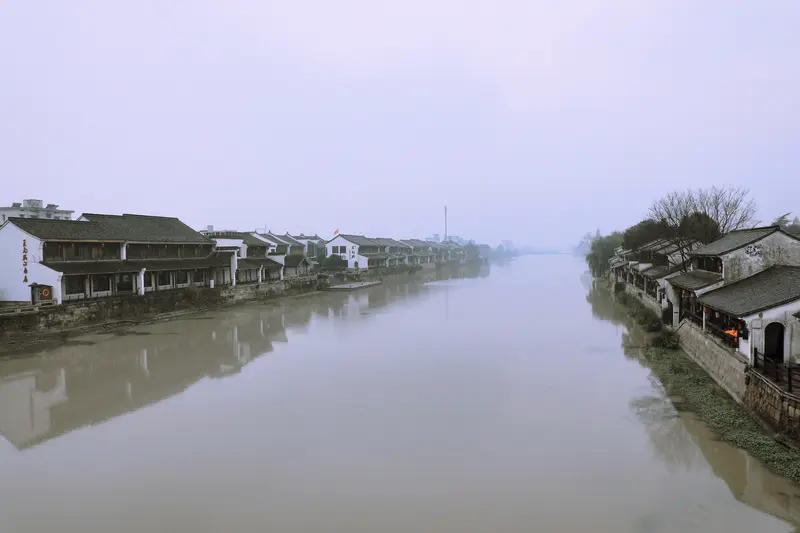 描绘江南风情的诗句数不胜数，每一句都宛如一幅淡雅的水墨画。“日出江花红胜火，春来