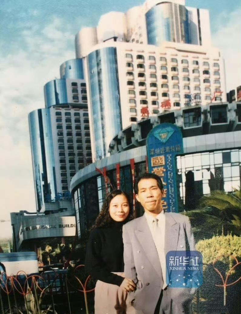 1996年，流窜到深圳的劳荣枝和法子英。后面的建筑就是罗湖大厦。