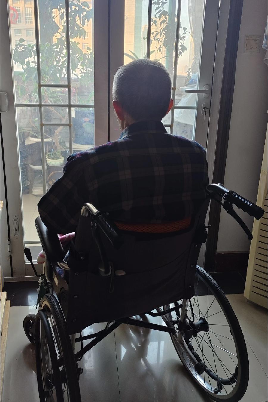 我有个远房表姐，四十出头，在镇上开了个小超市。她有个弟弟，常年在外地跑大车，一年