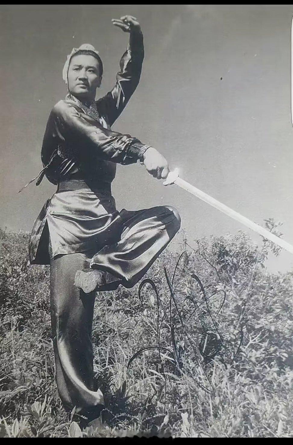 谢贤是第一代荧幕杨过1960年，由李化执导、金庸亲自参与编剧的香港首部电影版《神