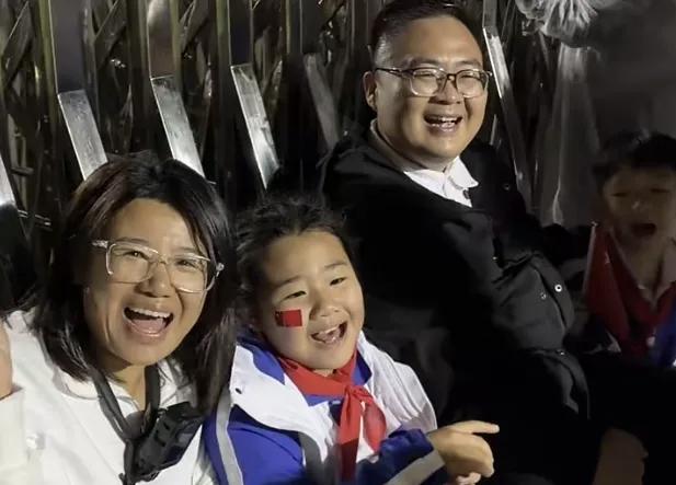 深圳，一户普通家庭国庆自驾千里赴北京看完升旗后，丈夫瞒着妻子临时更改返程路线，一