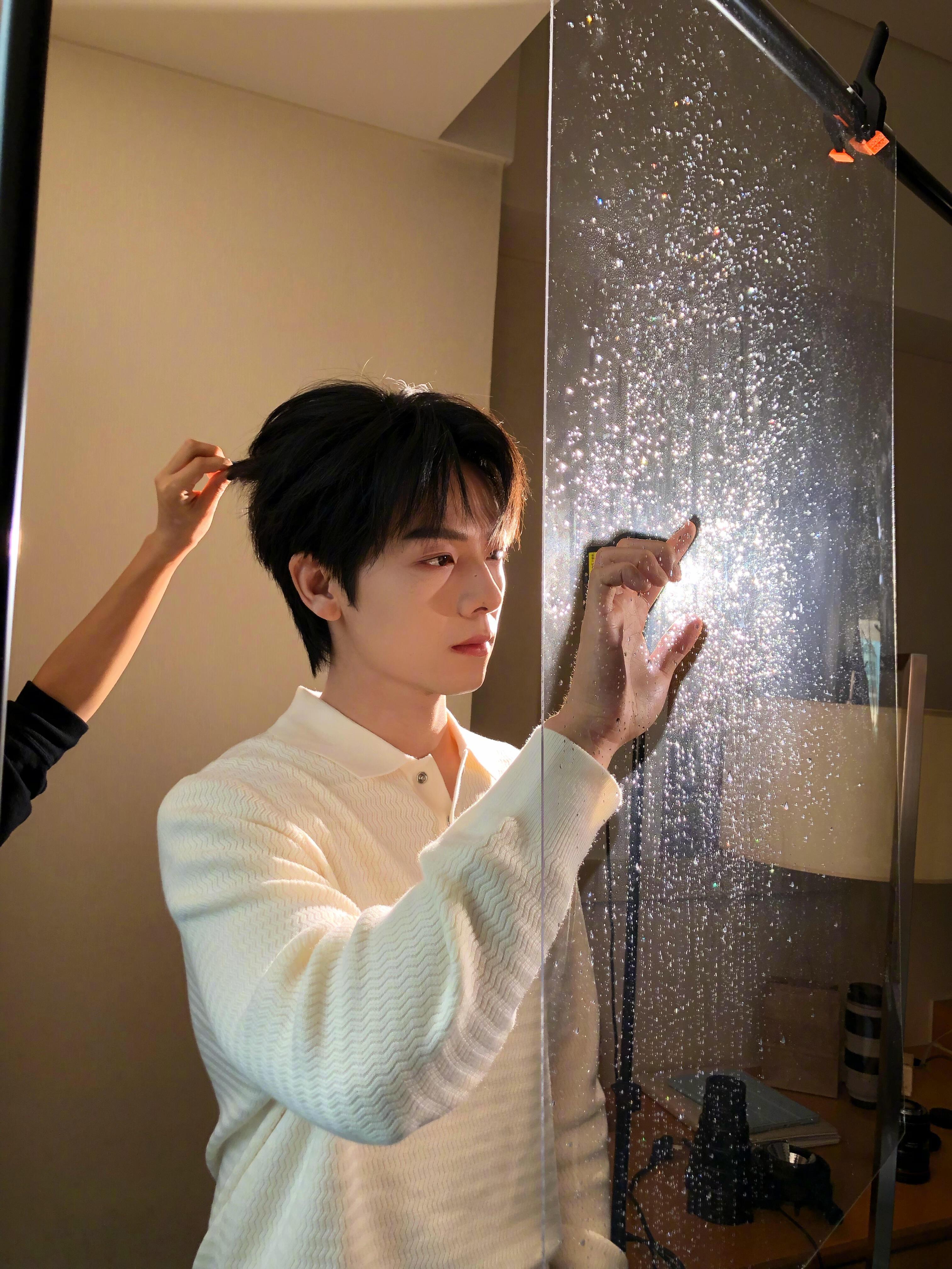 曾辉看着就劲劲的这“劲劲的”劲儿也太戳人了！曾辉站在那儿就像蓄满电的能量体，身