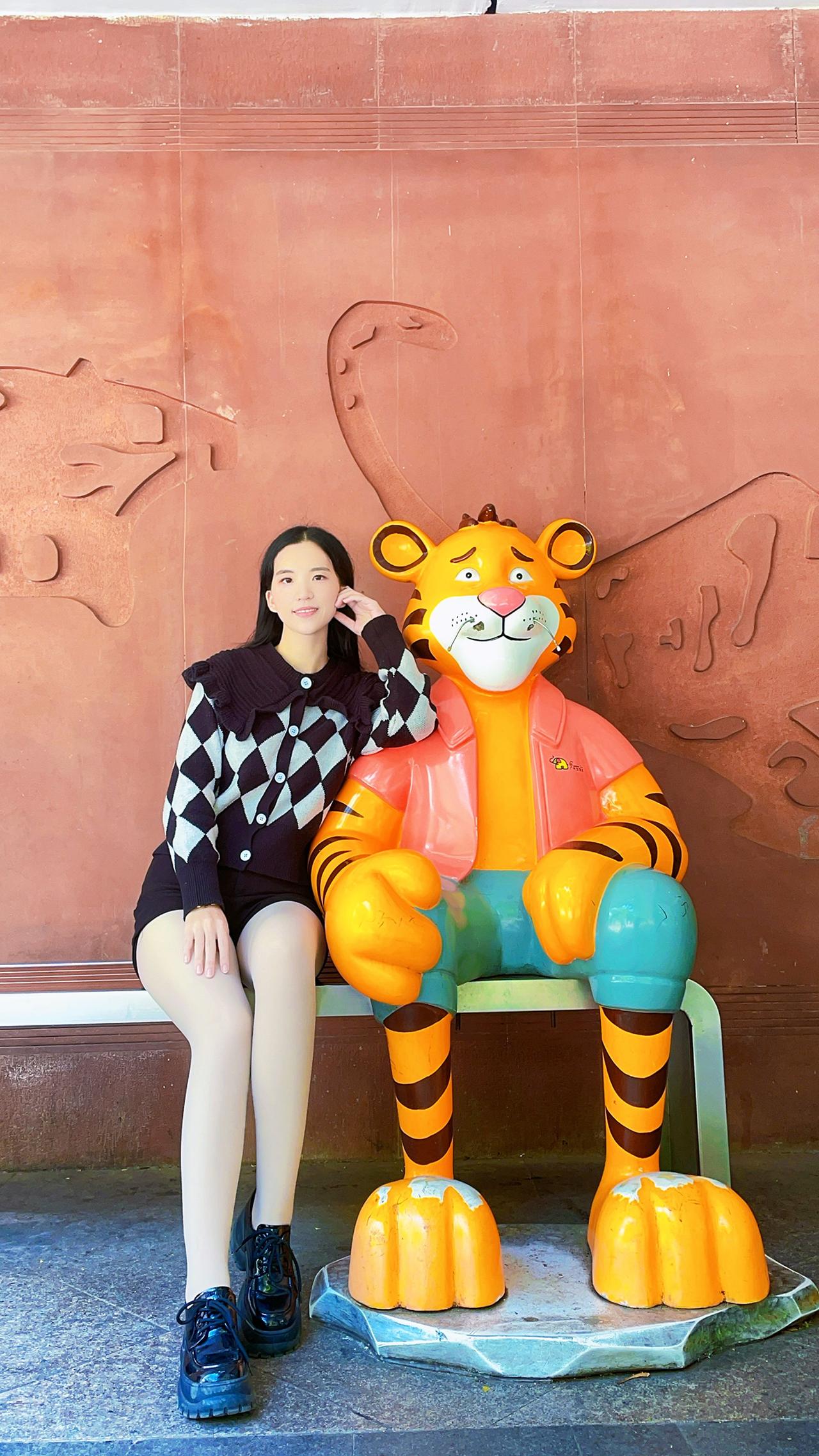 猜猜这是哪里？老虎卡通美女黑丝袜子