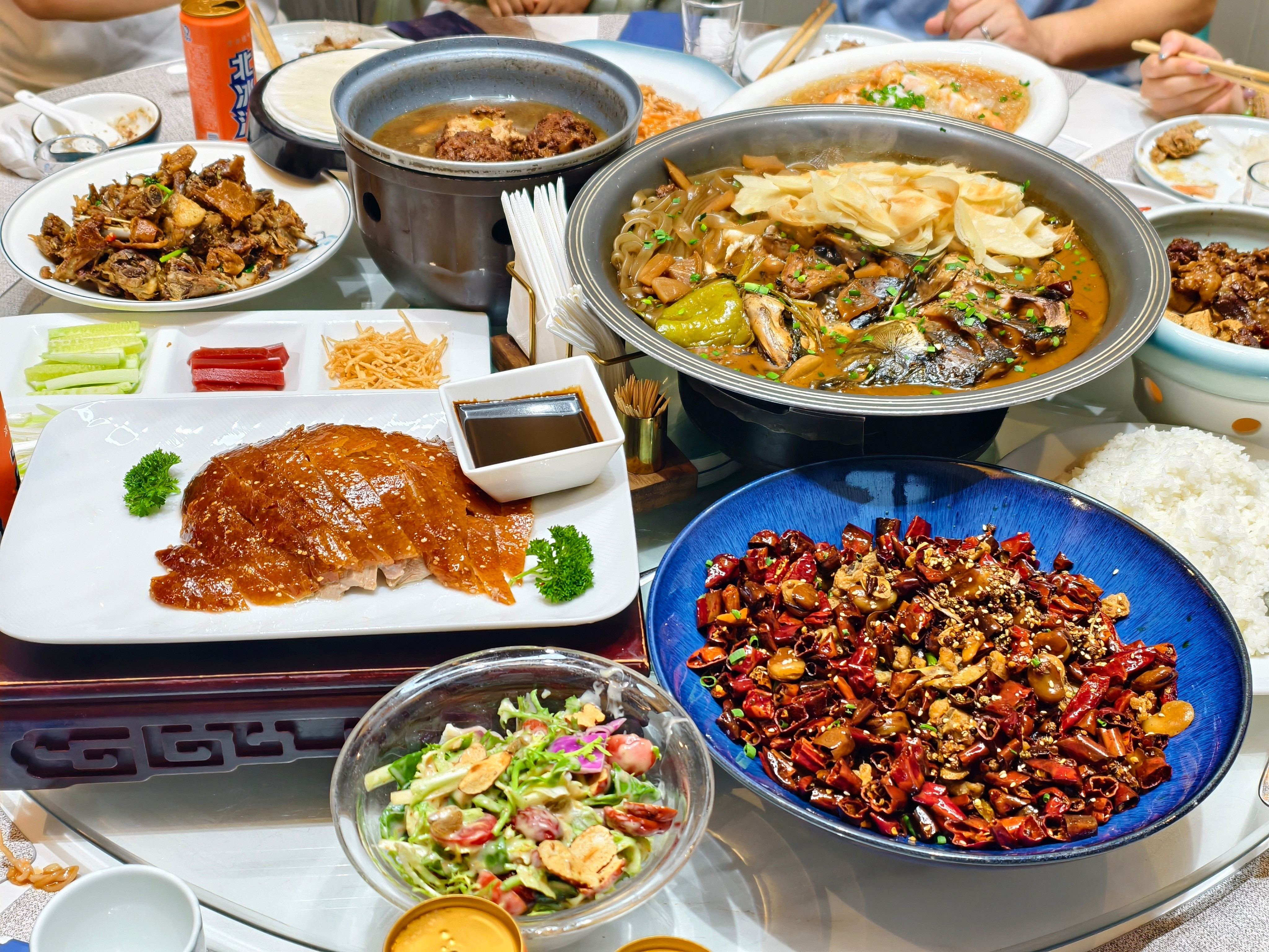 这么近那么美，周末来河北。今天和宝强一起吃个饭[墨镜]​​​
