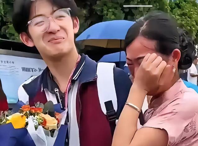 泪目。1米85少年，716分，如愿拿到了清华通知书。可这张录取通知书背后，没有父