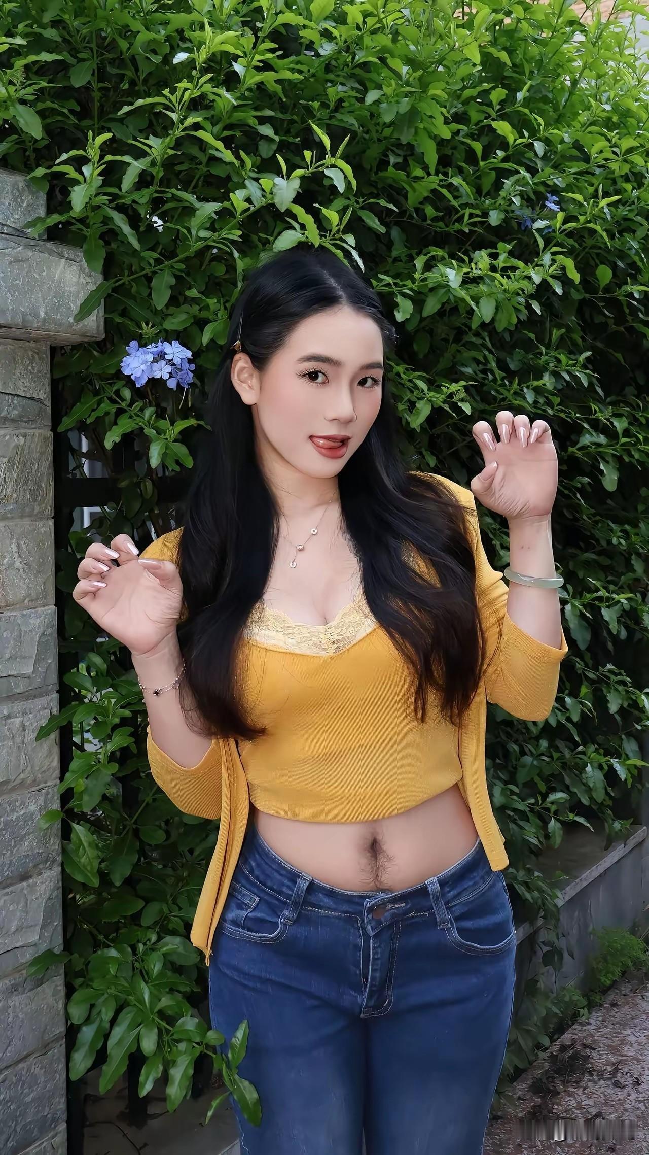 穿黄色毛衣的女孩在拍照。看着怎么样？