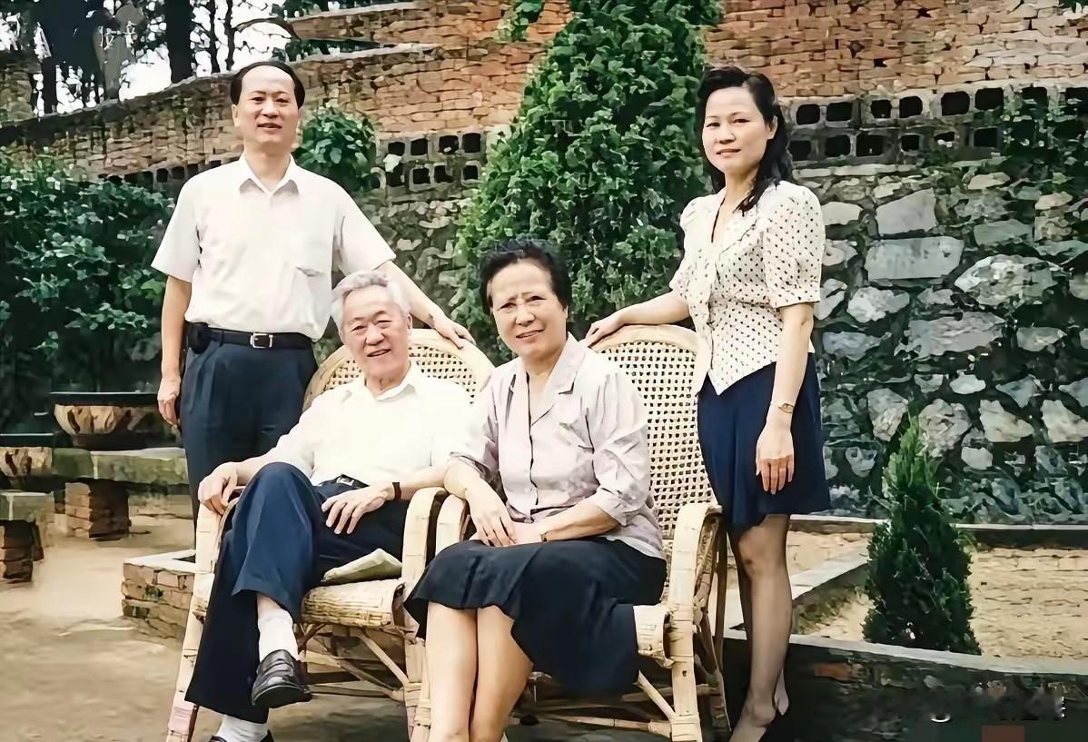 老将军的合影背后：身份、时代与家庭的交集老照片总能勾起不少回忆。有的人翻老相