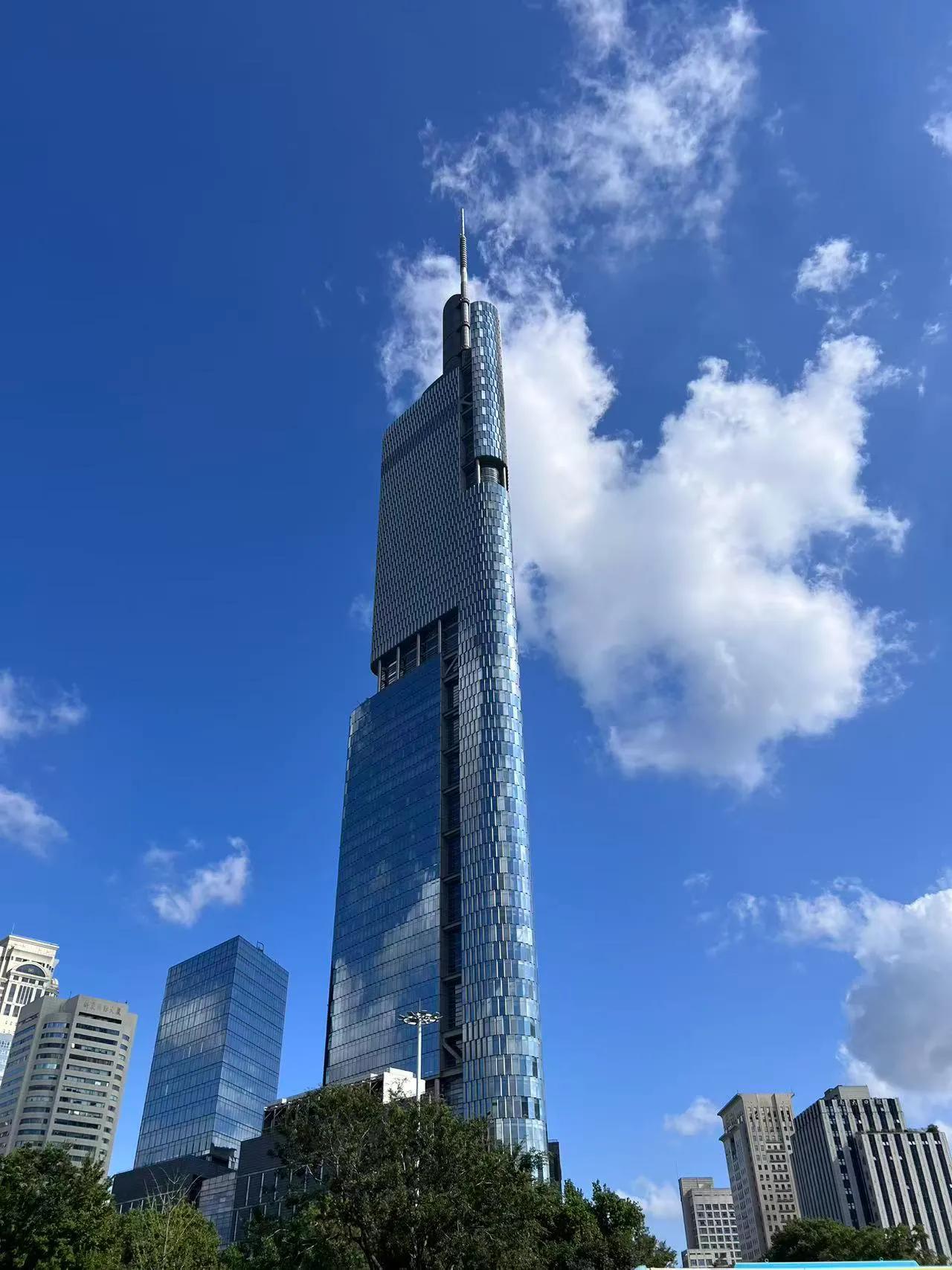 中国正昂首阔步挺进到全球第一方阵。全球第一方阵只有中美两个国家。在第四次科技革命