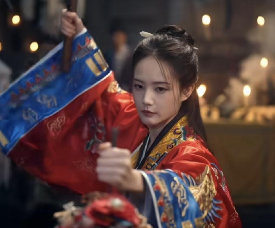 李一桐是不是体质属于凉。她现在又上新剧《我不是大师》。她每次出场剧都火，比如