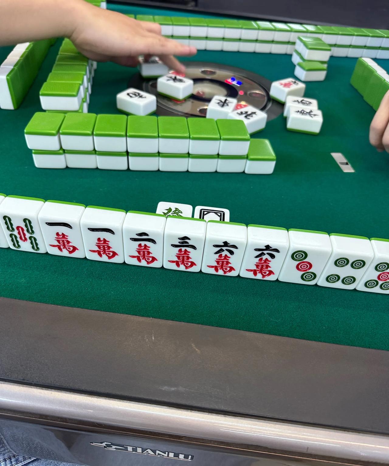 开麻将馆的，真要有资金实力，那天经过，听到桌上有人喊老板：“这里要拿钱来”