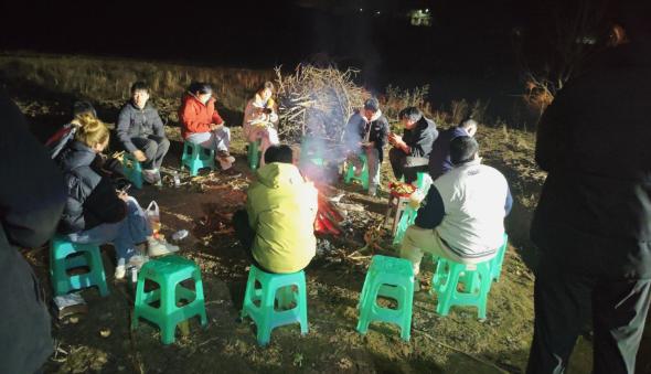 原来10晚上才是呆呆家最纯粹的情景，最温馨的画面。那天晚上，来了十几个陌生人