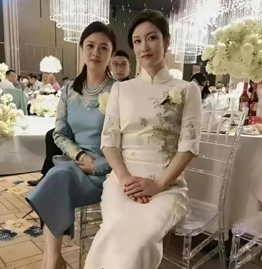 我敢肯定！这两个女人，99%的都喜欢左边的。蓝色旗袍的给人感觉气质温婉亲和