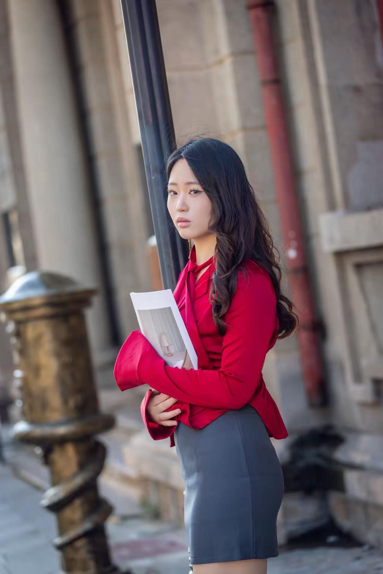 优雅红裙，复古街景，时尚穿搭，气质女神