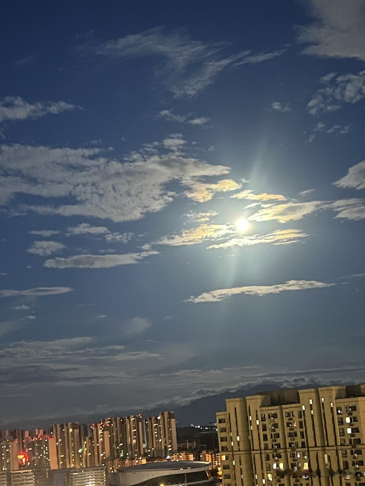 西安今天的天气简直是绝了晚上夜空居然蓝天白云，天空中的月亮犹如太阳如