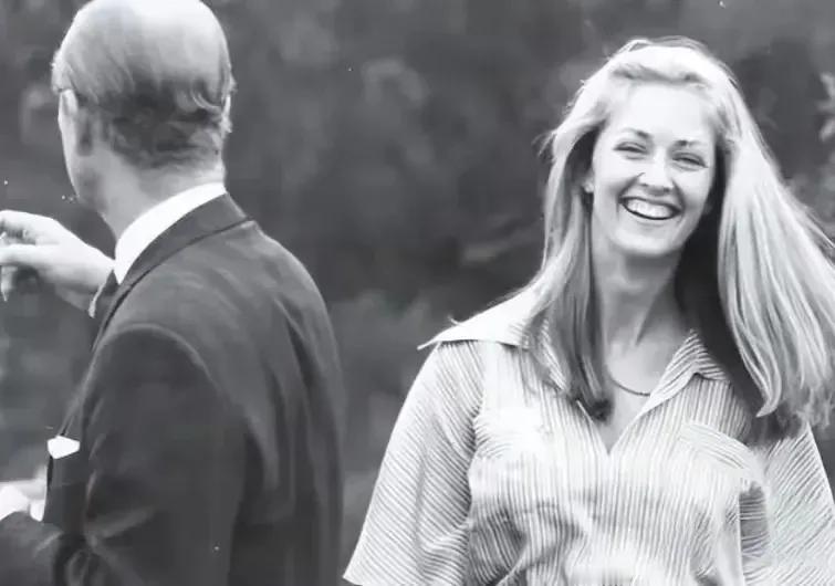 难怪亲王心动，这个女人的颜值，真的不输英女王菲利普亲王在50多岁的时候，遇上了