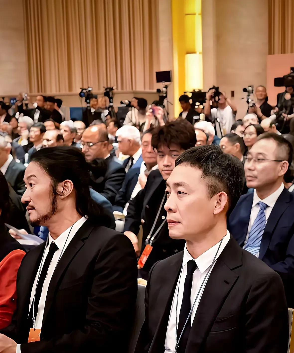 现在演员的发型真的看着好别扭，也许是为了戏中的需要吗？还是明星大腕都要有一个怪怪