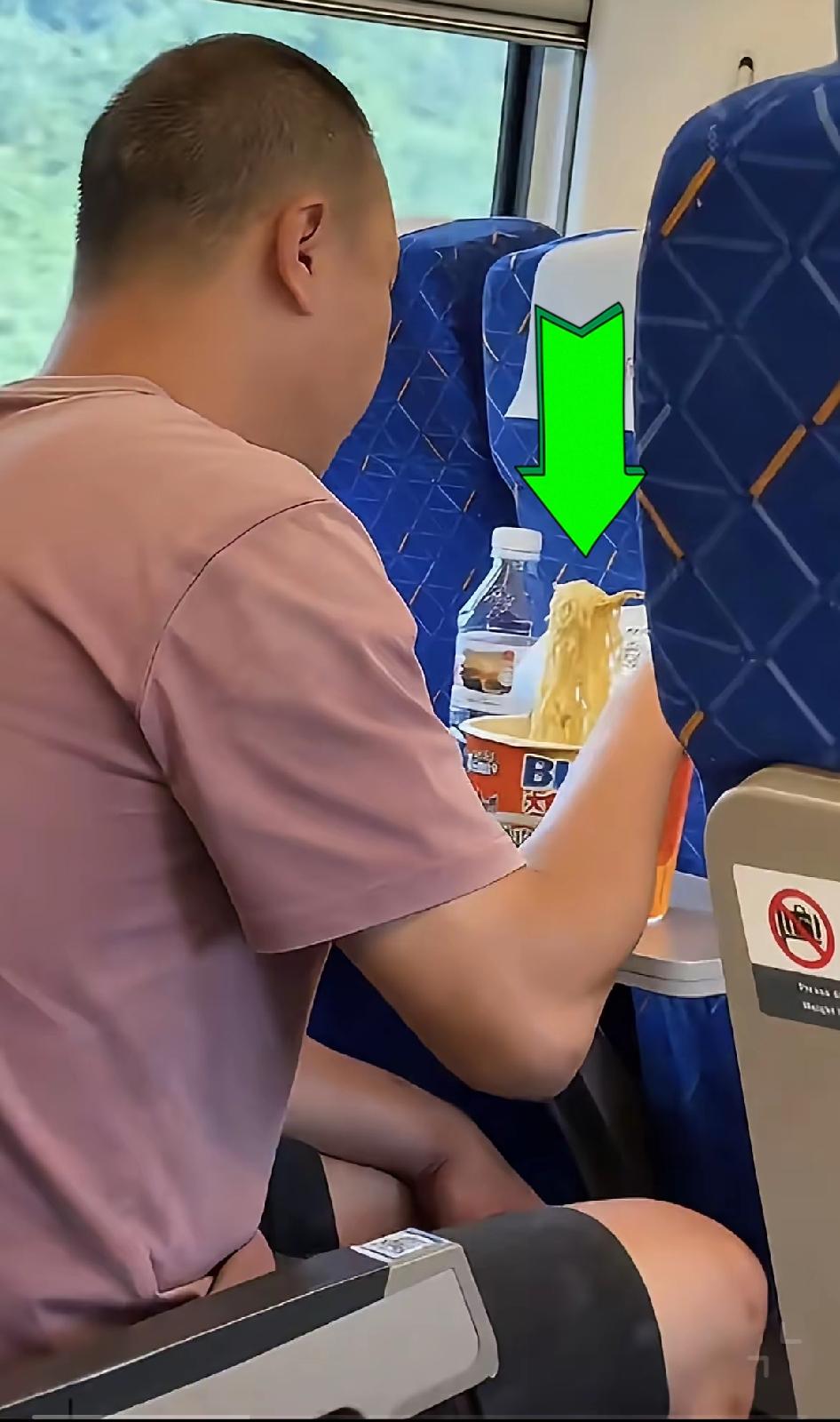 小仙女乘坐高铁，被泡面的味道给熏醒。偷拍吃泡面的场景发到网上，呼吁：什么时候能禁
